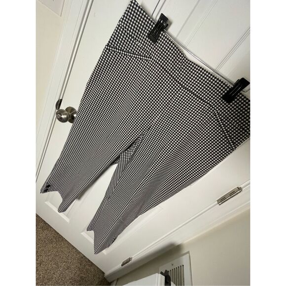 Chicos women’s capri black white checkered size 3 orXL.NWT